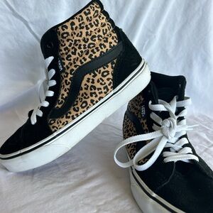Barely worn Vans leopard print hightop sneakers size 6 hi top skate sneakers